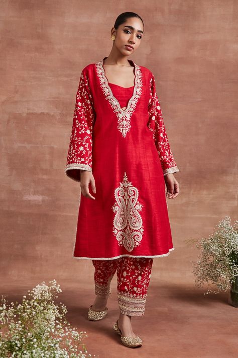 Buy Red Raw Silk Embroidery Kashmiri Thread Scallop V Neck Naysa Paisley Kurta Set For Women by Sue Mue Online at Aza Fashions.