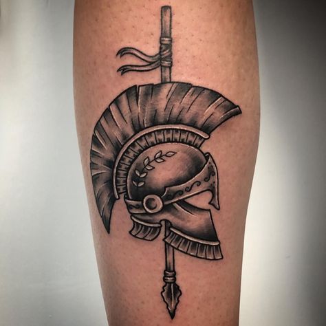 Spartan Traditional Tattoo, Greek Helmet Tattoo, Roman Helmet Tattoo, Ritter Tattoo, Tattoos Torso, Spartan Helmet Tattoo, Traditional Tattoo Drawings, Tato Tradisional, Knight Drawing