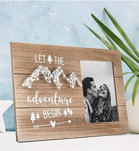 Diy Wood Wedding Gifts, Couples Frame Ideas, Cricut Couple Gifts, Diy Couple Picture Frames, Couples Photo Frame Ideas, Cricut Engagement Gift, Diy Wedding Gifts For Couple, Handmade Gifts For Wedding, Picture Frame Couple Gift Ideas