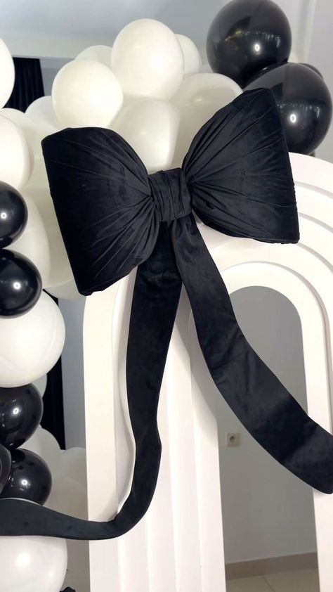 Black Bow Decor, Black And White Birthday Decor, Fashion Theme Party, Black And White Party Decorations, Hollywood Birthday Parties, Black And White Birthday, Lila Party, Angel Decorations, Black And White Balloons