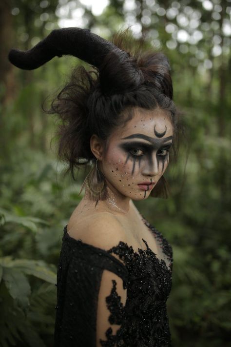 Fantasy Witch Makeup, Garden Witch Makeup, Dark Witch Makeup Halloween, Dark Fairy Halloween Costumes, Evil Fairy Costume, Dark Fae Costume, Pagan Makeup, Scary Witch Makeup, Dark Fairy Makeup