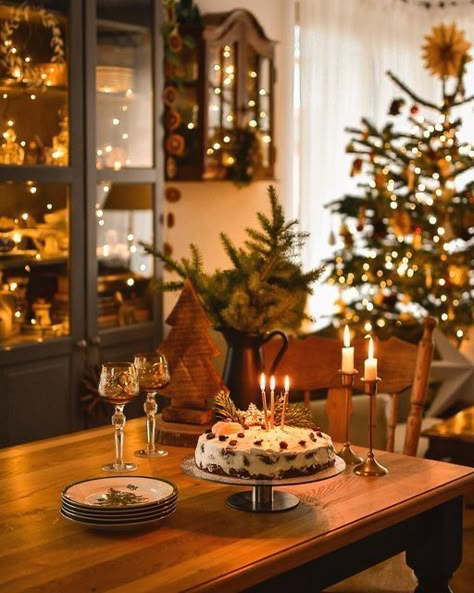 Cozy Galley Kitchen, Colonial Christmas Aesthetic, Little Women Christmas Aesthetic, November Decor, Christmas Styles, Nostalgic Christmas, Christmas Interiors, Christmas Room Decor, Christmas Feeling