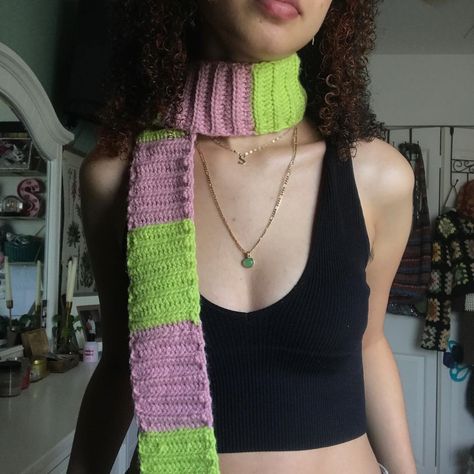 Harry Styles Crochet Hat, Harry Styles Scarf, Aesthetic Crochet Scarf, Harry Styles Inspired Crochet, Crochet Scarf Aesthetic, Scarf Aesthetic, Makey Makey, Chunky Crochet Scarf, Pink Scarf