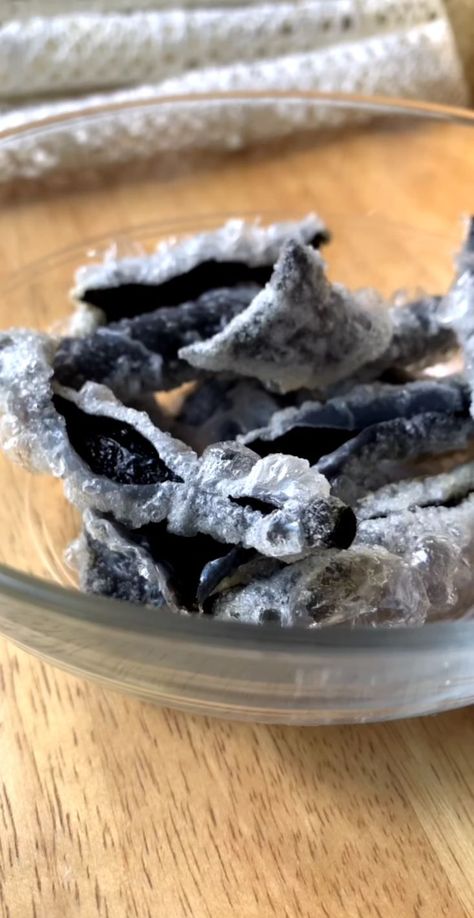 Crispy Seaweed Rice Paper Chips served in a bowl Rice Paper Chips, Nori Chips, Seaweed Snacks Recipes, Healthy Cookie Recipes Chocolate Chip, Seaweed Rice, Crispy Seaweed, Healthy Chocolate Chip Cookies, Seaweed Snacks, On The Go Snacks