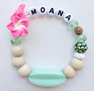 pretty Moana bracelet - great gift ideas Moana Bracelet, Moana Halloween Costume, Moana Gifts, Moana Necklace, Moana Birthday Party Theme, Moana Theme, Moana Disney, Moana Birthday Party, Disney Bracelet