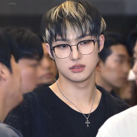 Mingi Curly Hair, Mingi Short Hair, Kpop Concert Hairstyles, Song Mingi Short Hair, Mingi Oreo Hair, Mingi Ateez Silver Hair, San Memeable Face, Mingi Ateez Wearing Glasses, Ateez Glasses