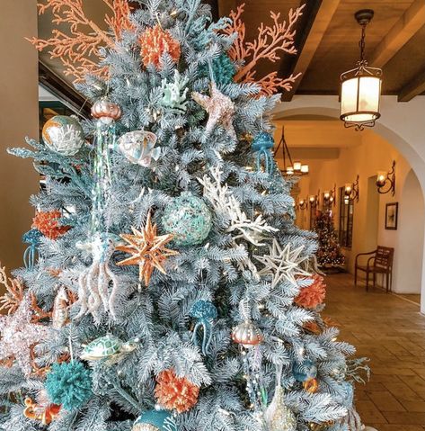 Ocean Christmas Tree Ideas, Key West Christmas Decorations, Sea Star Christmas Tree, Sea Christmas Decorations, Beach Themed Christmas Party, Sea Theme Christmas Tree, Beach Christmas Tree Ideas, Ocean Christmas Decor, Beach Themed Christmas Tree