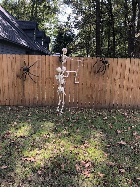 Halloween Fence Decorating Ideas, Skeleton Yard Display Ideas, Halloween Skeletons Yard Scary, Posing Skeletons Ideas, Skeleton Outdoor Halloween Decor, Skeletons Halloween Outdoor, Outdoor Skeleton Display, Poseable Skeleton Ideas, Skeleton Decorations Outdoor