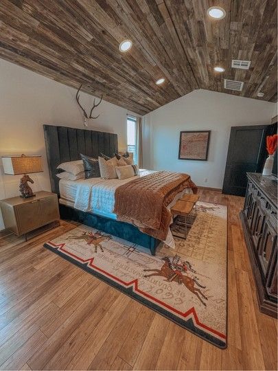 Modern Western Bedroom, Ranch Bedroom, Rustic Bedrooms, Vintage Western Decor, Modern Hacienda, Western Rooms, Western Bedroom, Barn Style House Plans, Ranch Decor