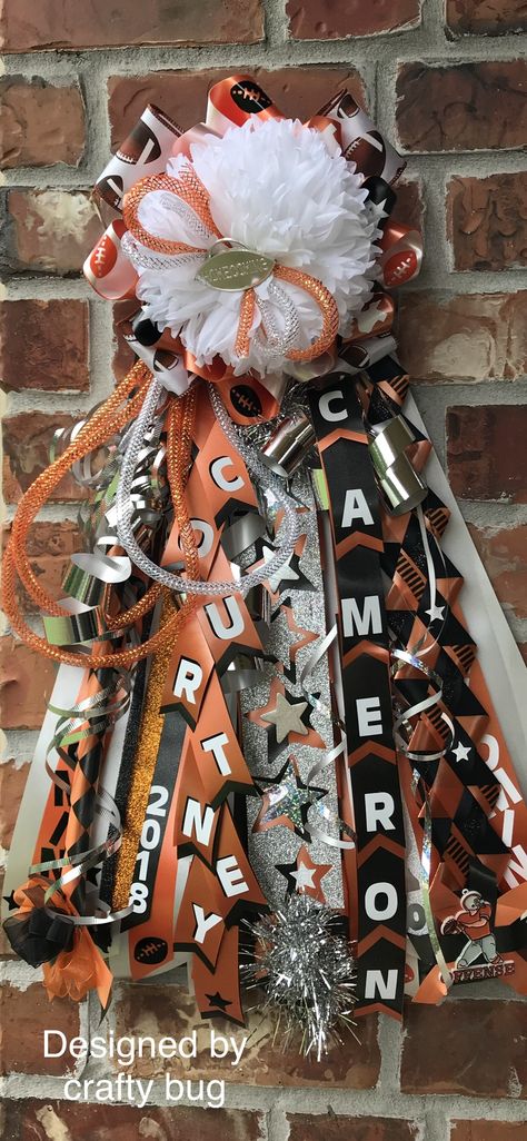 Orange black and white boys garter mum. Homecoming mums designed by crafty bug Garter Mum, Big Homecoming Mums, Mum Homecoming, Unique Homecoming Mums, Snoopy Baby Shower, Homecoming Mums Senior, Homecoming Corsage, Texas Homecoming Mums, Homecoming Garter