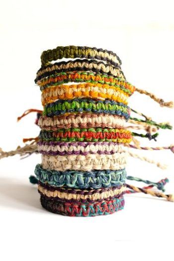 Hemp Anklet Diy, Hippie Bracelets Diy, Hemp Cord Bracelets Diy, Diy Hippie Jewelry, Park Outfit Ideas Summer, Hemp Twine Crafts, Twine Bracelets, Hippy Bracelets, Hippy Crafts