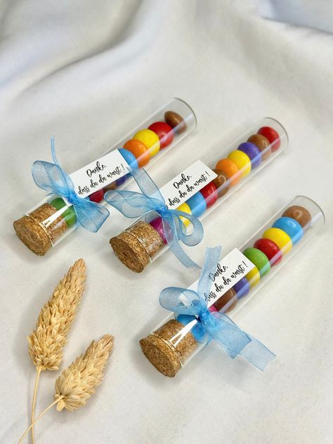 The Smarties in the test tube are perfect as party favors for children's birthdays, baptisms, gender parties and baby showers 🤍🎈 Depending on your wishes, the band color can also be changed 🫶🏼 The test tubes are shipped unfilled because otherwise they will break during shipping. If you wish, we can fill the test tubes free of charge, but we will not accept any complaints ☺️ If no font is specified when ordering, we will choose one ourselves. Complaints are excluded 🤍 Science Party Favors, Science Party, Gender Party, Test Tubes, Guest Gifts, Test Tube, Gift Registry, Baby Showers, Party Games