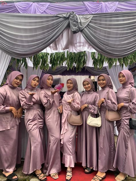 model baju Bridesmaids Ide Dress Bridesmaid Hijab, Make Up Bridesmaid Hijab, Bridesmaid Satin Hijab, Baju Bridesmaid Muslim, Dress Hijab Satin, Bridesmaid Dresses Hijab Satin, Baju Bridesmaids, Bridesmaid Muslim, Gaun Bridesmaid Hijab