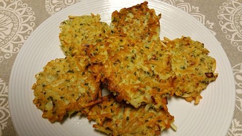 Preparing traditional potato pancakes can be a time consuming process....so youll really relish this recipe.  Thats because theres no need to grate potatoes.  By using frozen hash browns(or even quicker to use refrigerated shredded hash browns), these spud-tacular palate-pleasing pancakes are ready in a hurry!  Recipe from TOH.  I sometimes add some cheddar cheese in with the mixture. Frozen Hashbrowns, Shredded Hash Browns, Grated Potato, Eat Veggies, Potato Pancakes, Potato Dishes, Breakfast Brunch Recipes, Breakfast Dishes, Potato Recipes