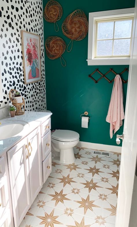 Before and After: This funky $100 small bathroom redo uses paint in cool, surprising ways. #smallbathrooms #bathrooms #bathroomideas #bathroommakeover #bathroomupgrades #bathroomdecor #bathroomdecorideas Small Bathroom Redo, Spotted Wallpaper, Apartment Christmas, Painted Bathroom, Small Ideas, Simple Interior, Decor Curtains, Bathroom Redo, Art Interior