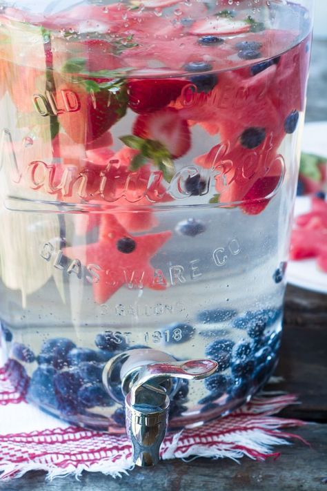 Great Patriotic or Fourth Of July Water recipes with star shaped watermelon cut outs and blueberries. Glace Fruit, Patriotic Food, Infused Water Recipes, 4th Of July Desserts, Fruit Infused Water, Fourth Of July Food, Fourth Of July Decor, Sugary Drinks, 4th Of July Celebration