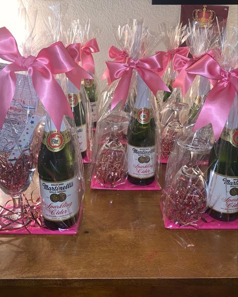 Diy Mother's Day Gift Basket, Gift Basket Ideas Christmas, Mothers Day Baskets, Valentines Day Baskets, Liquor Gifts, Valentine Gift Baskets, Valentine Baskets, Valentine's Day Gift Baskets, Christmas Gift Basket Ideas