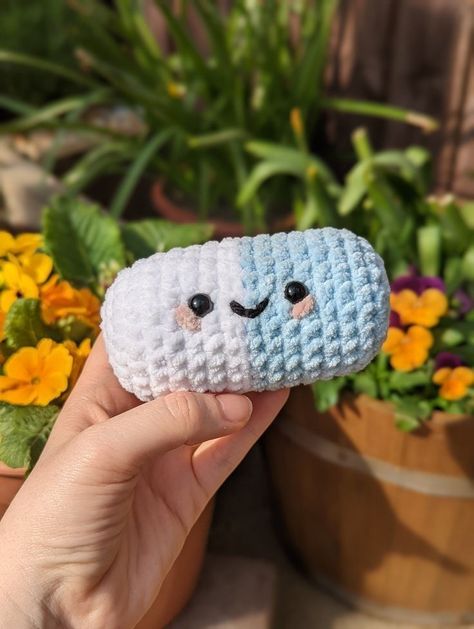 Crochet Chill Pill Free Pattern, Crochet Plushies Pattern Free Easy, Pill Crochet, Crochet Plushies Easy, Kawaii Knitting, Cosy Crochet, Crochet Scarf For Beginners, Aesthetic Patterns, Easy Crochet Animals