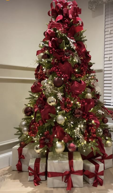 Silver And Burgundy Christmas Tree, Red And Green Velvet Christmas Tree, Burgundy Christmas Tablescape, Burgundy Christmas Tree Decorations, Christmas Tree Ideas Classy, Christmas Tree Ideas Blue, Burgundy And Gold Christmas Tree, Red Tree Christmas, Burgundy Christmas Tree