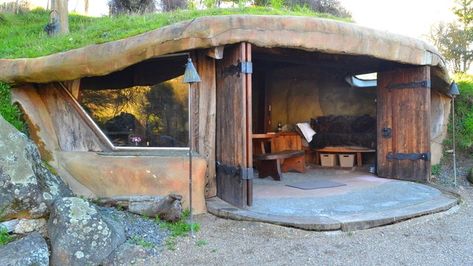 Underhill Valley Earth House Bermed House, Missouri Homes, Hobbit Houses Diy, Communal House, Underground Houses, Travel New Zealand, Earth Sheltered Homes, Casa Hobbit, Earth House