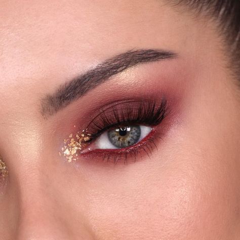 burgundy red smokey eye w/ gold flakes inner-corner highlight- makeup: Chloe Morello (@chloemorello) Hoco Eyeshadow, Editorial Eyeliner, Plum Eye Makeup, Maroon Makeup, Red Smokey Eye, Maroon Eyeshadow, Chloe Morello, Prom Makeup For Brown Eyes, Make Up Gold