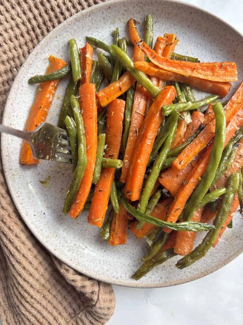 Roasted Green Beans and Carrots Green Bean And Carrots Recipes, Carrots And Green Beans Roasted, Carrot And Green Bean Recipe, Green Bean And Carrot Recipes, Roasted Green Beans And Carrots, Recipe With Green Beans, Frozen Cauliflower Recipes, Green Beans And Carrots, Green Beans Carrots