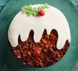 Christmas pudding cake Food Christmas, Christmas Cake Designs, Christmas Cake Recipes, Christmas Cake Decorations, Xmas Cake, Bbc Food, Mince Pies, Pudding Cake, Christmas Pudding