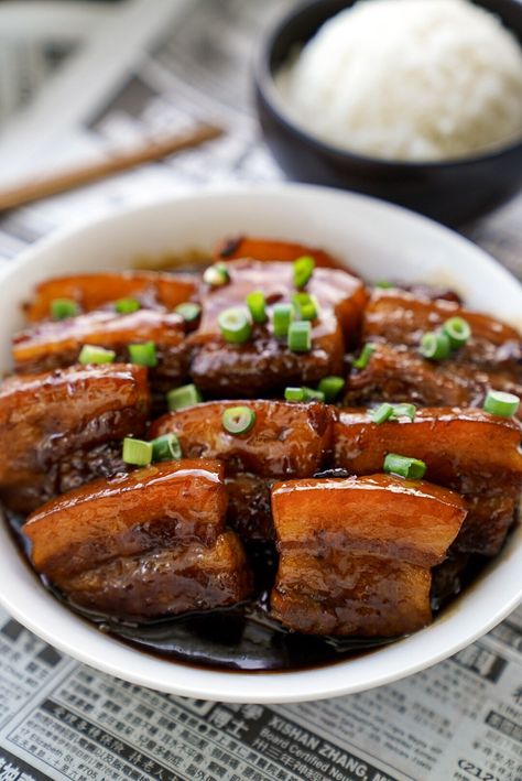 Asian Food Party, Chinese Pork Belly Recipe, Asian Pork Belly, Yummy Asian Food, Shanghai Food, Traditional Chinese Food, Pork Recipes For Dinner, Authentic Asian Recipes, Braised Pork Belly