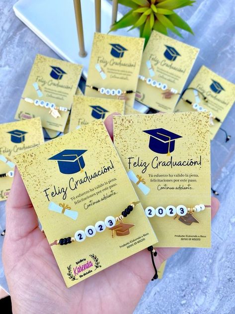 Prom Gifts Party Favors, Prom Souvenirs Ideas, Ideas Para Graduacion, Graduation Souvenirs Ideas, Farewell Decorations, Prom Gifts, Graduation Cards Handmade, Hadiah Diy, Diy Graduation Gifts