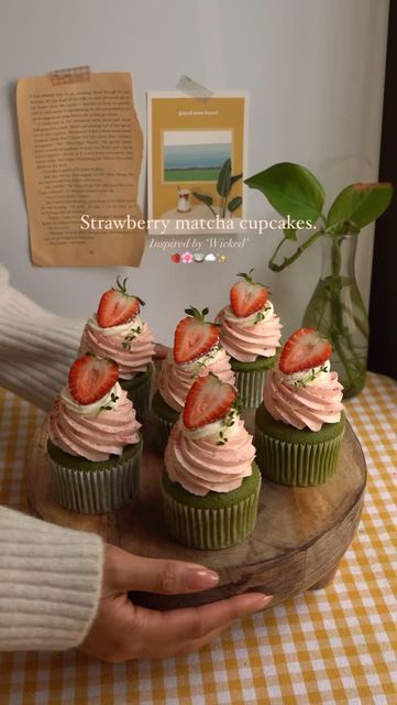 Cute Cupcakes Aesthetic Pink, Wicked Inspired Food, Strawberry Matcha Cupcakes, Strawberry Matcha Dessert, Christmas Cupcakes Aesthetic, Strawberry Cupcakes Aesthetic, Cottagecore Cupcakes, Pink Cupcakes Aesthetic, Strawberry Matcha Cake