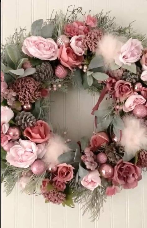 Dusty Pink Christmas, Pink Wreaths, Christmas Wreath Pink, Rose Gold Christmas Decorations, Pink Christmas Wreath, Christmas Wreath Decor, Christmas Wreath Craft, Shabby Christmas, Rose Gold Christmas