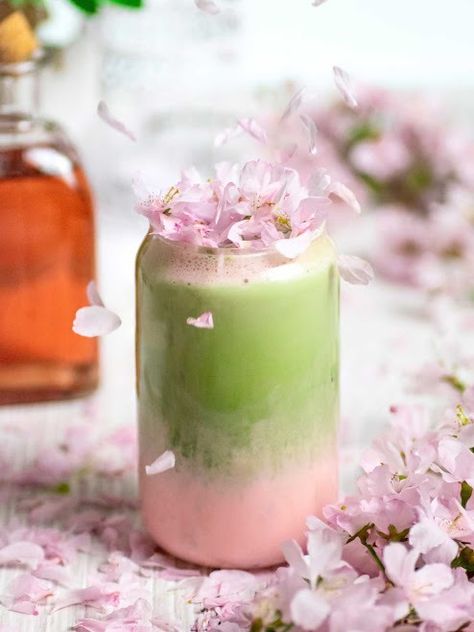 Cherry Blossom Sakura Latte: A Floral Elixir for Delicate Delight | Tha Munchies Sakura Latte, Moroccan Cookies, Matcha Drink Recipes, Matcha Latte Recipe, Iced Drinks Recipes, Best Matcha, Matcha Smoothie, Matcha Drink, Iced Matcha Latte