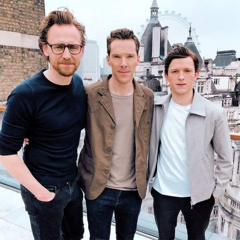 Tom Hiddleston, Benedict Cumberbatch and Tom Holland. Tom Hiddleston Benedict Cumberbatch, Watson Sherlock, Sherlock Quotes, Crimson Peak, Sherlock Fanart, Benedict Cumberbatch Sherlock, Sherlock John, British Boys, Karen Gillan