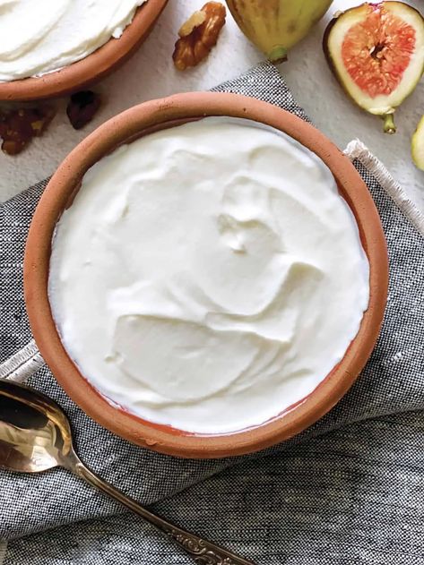 Learn how to make Greek yogurt with only two ingredients! You can enjoy the perfect fresh yogurt simply and economically in a few hours! #homemadeyogurt #greekyogurt Greek Yogurt Aesthetic, Yogurt Photography, Whipped Greek Yogurt, Comidas Aesthetic, Best Greek Yogurt, Make Greek Yogurt, Food Tiktok, Homemade Greek Yogurt, Rainbow Board