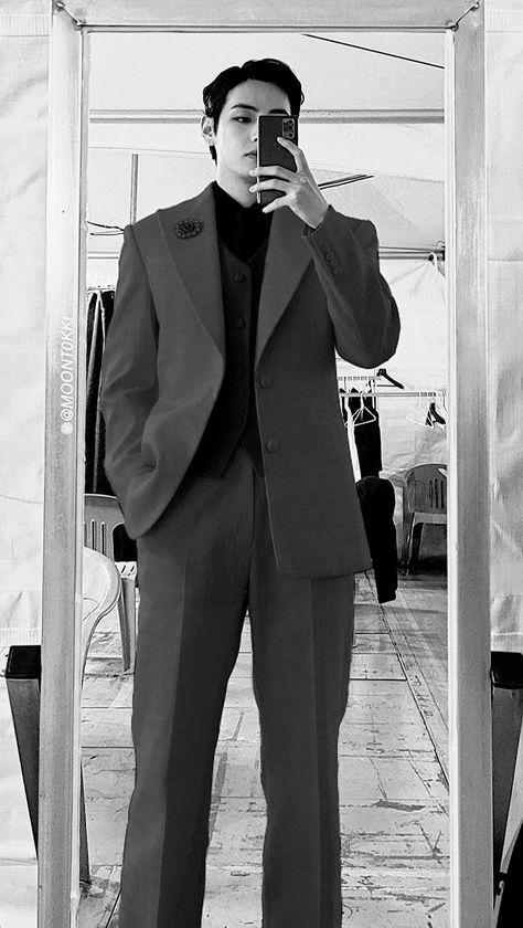 TAEHYUNG Kim Taehyung Suit Black, Taehyung In Suit Black, Taehyung In White Clothes, Kim Taehyung Mirror Selfie, V Mirror Selfie, Taehyung Suit Aesthetic, Taehyung Mirror Selca, Taehyung In Suit, Taehyung Mirror Selfie