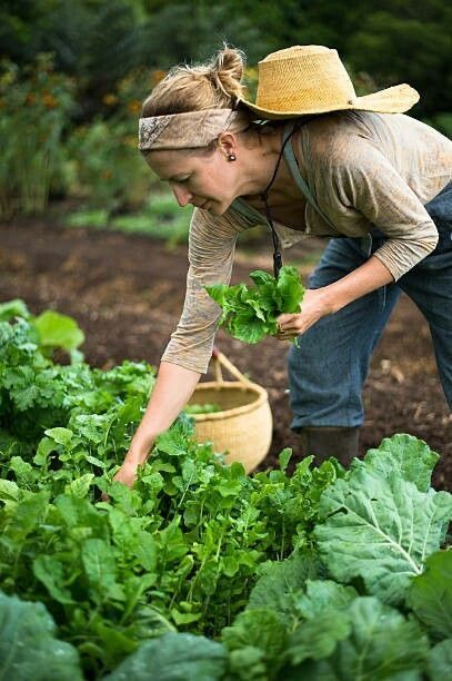 Farming Pose Reference, Gardener Style, Gardening Photography, Female Farmer, Farmer Girl, Farm Photography, Gardening Outfit, Garden Photography, Branding Photoshoot