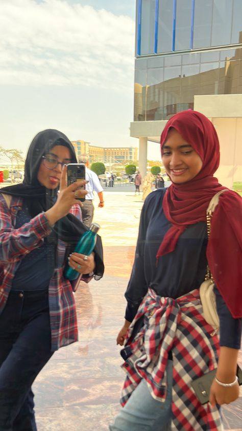 Aesthetic university school teenager outfit | hijab | hijab outfit | friends pose | academia | student aesthetic | student life | university school life | student university aesthetic Flannel Shirt Outfit, University Outfit, Uni Life, University Life, Dubai Fashion, Hijab Outfit, Fashion Aesthetic, Teen Fashion Outfits, School Outfit