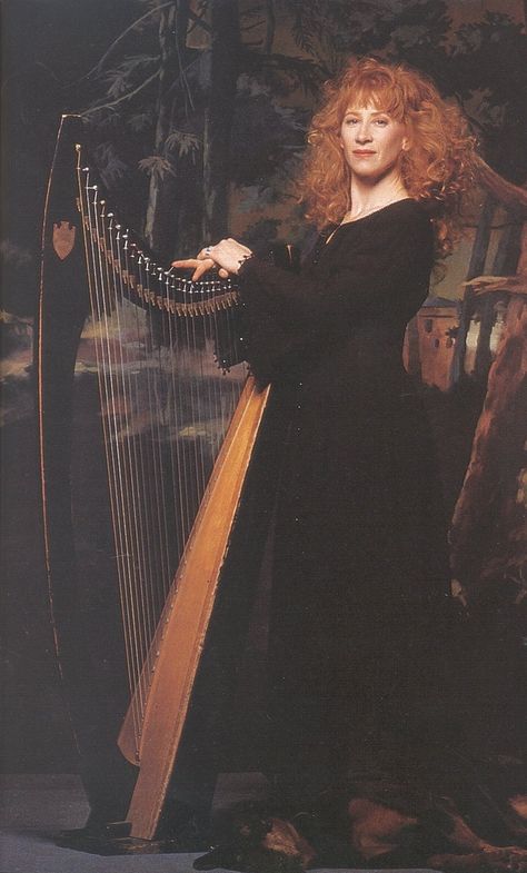 Loreena McKennitt with her harp Loreena Mckennitt, Celtic Harp, New Age Music, Harps Music, Partition Piano, Celtic Music, Montage Photo, World Music, Female Singers