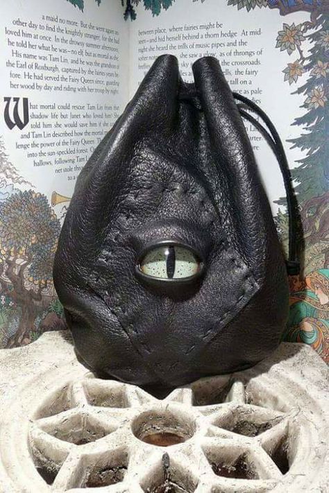 Sukienki Maksi, Dragon Crochet, Watchful Eye, Black Leather Bag, Pola Sulam, Dragon Eye, Dice Bag, Green Dragon, Estilo Punk