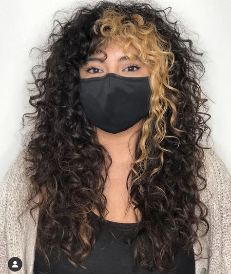 Brown Hair With A Streak Of Color, Pink Money Piece Hair Black Women, Dyed Bangs Curly Hair, Color Block On Curly Hair, Curly Hair Two Colors, Dark Curly Hair With Money Piece, Dyed Roots Curly Hair, Half And Half Curly Hair, Curly Split Dye