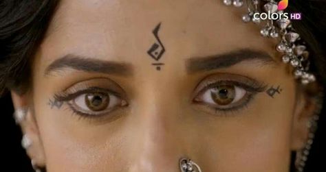 Navratri Eye Look, Navaratri Eye Makeup, Garba Bindi Design, Navratri Eyeliner, Black Bindi For Navratri, Garba Tattoos, Garba Look Makeup, Garba Makeup Look, Garba Makeup