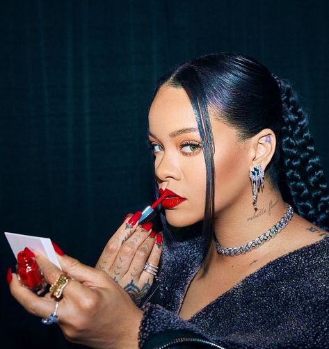 Rihanna Jewelry, Rihanna Nails, Madonna Daughter, Rihanna Fenty Beauty, Rihanna Fan, Red Lipstick Shades, Grammy Awards Red Carpet, Looks Rihanna, Perfect Red Lipstick