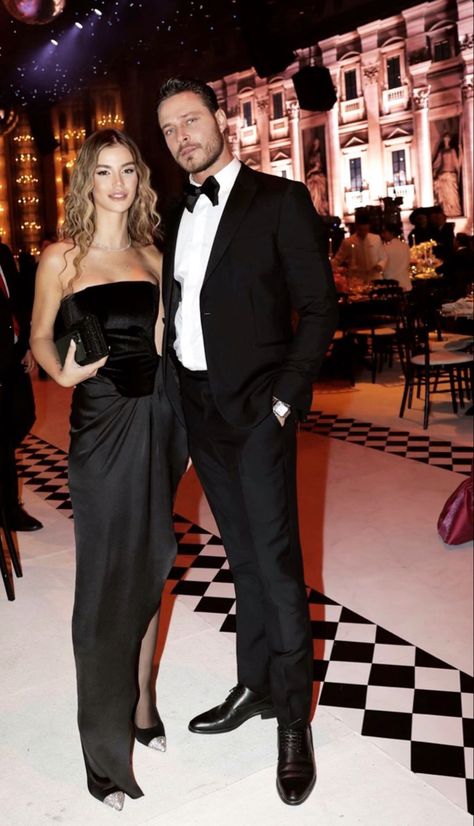 Well Dressed Couple, Matching Outfits For Couples Formal, Black Tie Couple, Black Tie Aesthetic, Dinner Pictures, Alden Ehrenreich, Party Couple, Black Tie Dress Code, Brown Sequin Dresses