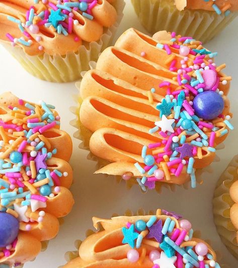 Bright, fun and happy cuppies 🧡🧡🧡 Cupcake artist - @butterandsprinkle_ ~~~~~~~~~~~~~~~~~~~~~~ Follow ➡️ @happylittlecakers Follow ➡️… Funfetti Cupcakes Decorating, Five Is A Vibe Cupcakes, Colourful Birthday Cupcakes, Bright Cupcakes, Cupcakes Colorful, Colourful Cupcakes, Funfetti Cupcakes Aesthetic, Multicoloured Cupcakes, Chocolate Peanut Butter Desserts