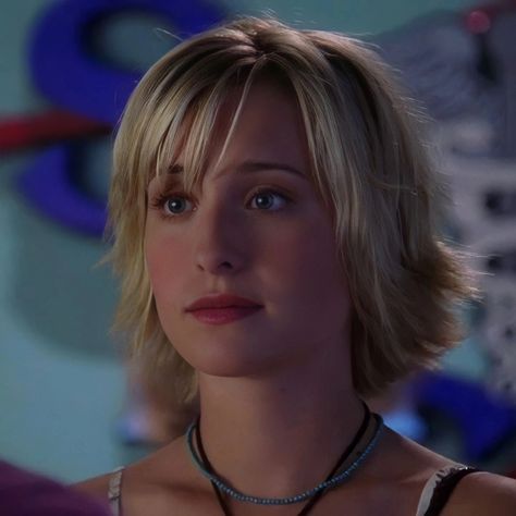 Smallville Chloe, Chloe Sullivan, Allison Mack, Jean Claude Van Damme, Van Damme, Smallville, Mbti, Blonde Hair, Chloe