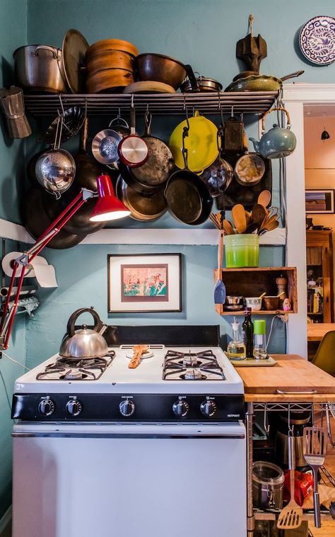 Victor & Rajiv's Colorful, Collected Kitchen (and Garden!) Kitchenette Studio, Pan Storage, Hanging Pans, Rental Kitchen, Bohemian Kitchen, Viborg, Real Kitchen, Eclectic Kitchen, Bohemian House