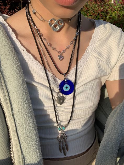 Outfits With Evil Eye Necklace, Nazar Necklace Aesthetic, Evil Eye Jewelry Aesthetic, Evil Eye Outfit, Grunge Jewelry, Indie Jewelry, Estilo Hippie, Diy Bracelet Designs, Jewelry Accessories Ideas