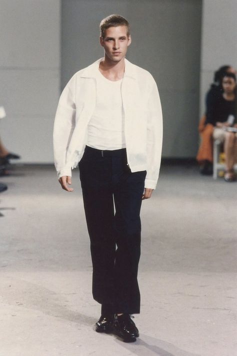 Helmut Lang Spring 1998 Menswear Collection - Vogue 90s Minimalism Fashion, Minimal Classic Style, Helmut Lang Archive, Minimalist Fashion Men, Classic Style Outfits, Archive Fashion, 90s Mens, Menswear Collection, Helmut Lang