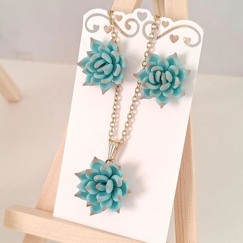 #succulent #succulentgifts #succulentlove #succulentlover #succulentcollection #succulentplant #succulentdesign #succulentnecklace #succulentearrings Green Succulents, Succulent Jewelry, Purple Succulents, Succulent Gift, Sunflower Jewelry, Succulent Gifts, Jewelry Showcases, Botanical Jewelry, Botanical Beauty