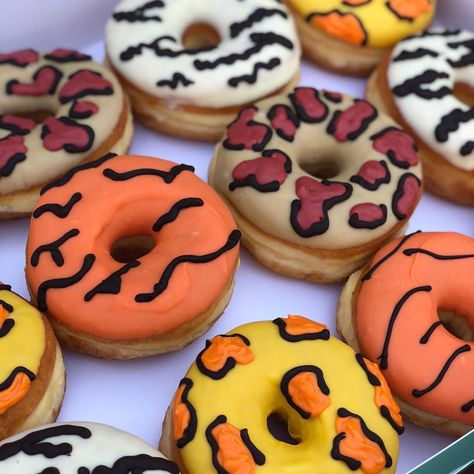 Animal print custom donuts for a perfect safari themed party. 🦓🐆🦒🐅 Cadonuts.com Flinstones Party, California Donuts, Safari Themed Party, Safari Baby Shower Cake, Halloween Food Dinner, Zoo Birthday Party, 2nd Birthday Party For Girl, Wild Birthday Party, Donut Decorations